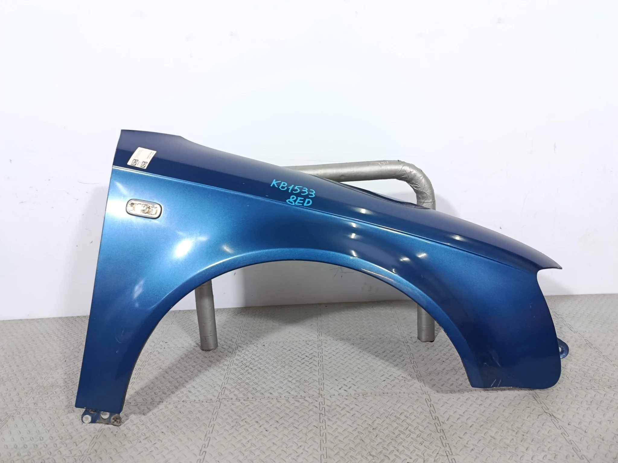 КРЫЛО AUDI A4 8E0821106F ПЕРЕДНЕЕ ПРАВОЕ синий KB1533