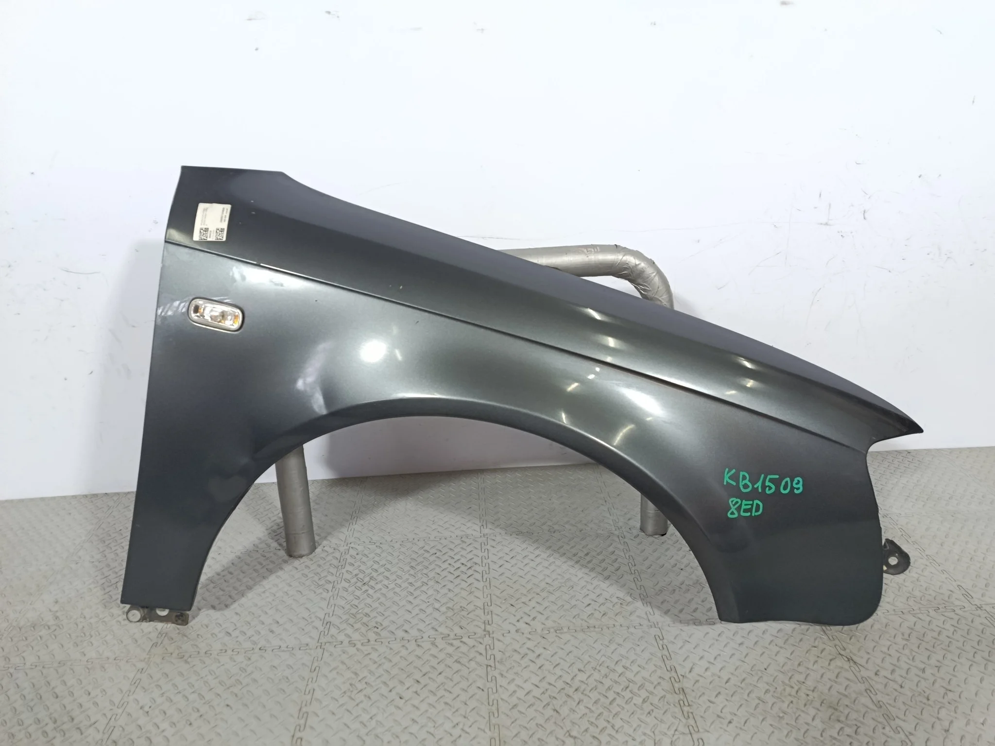 КРЫЛО AUDI A4 8E0821106F ПЕРЕДНЕЕ ПРАВОЕ серый KB1509