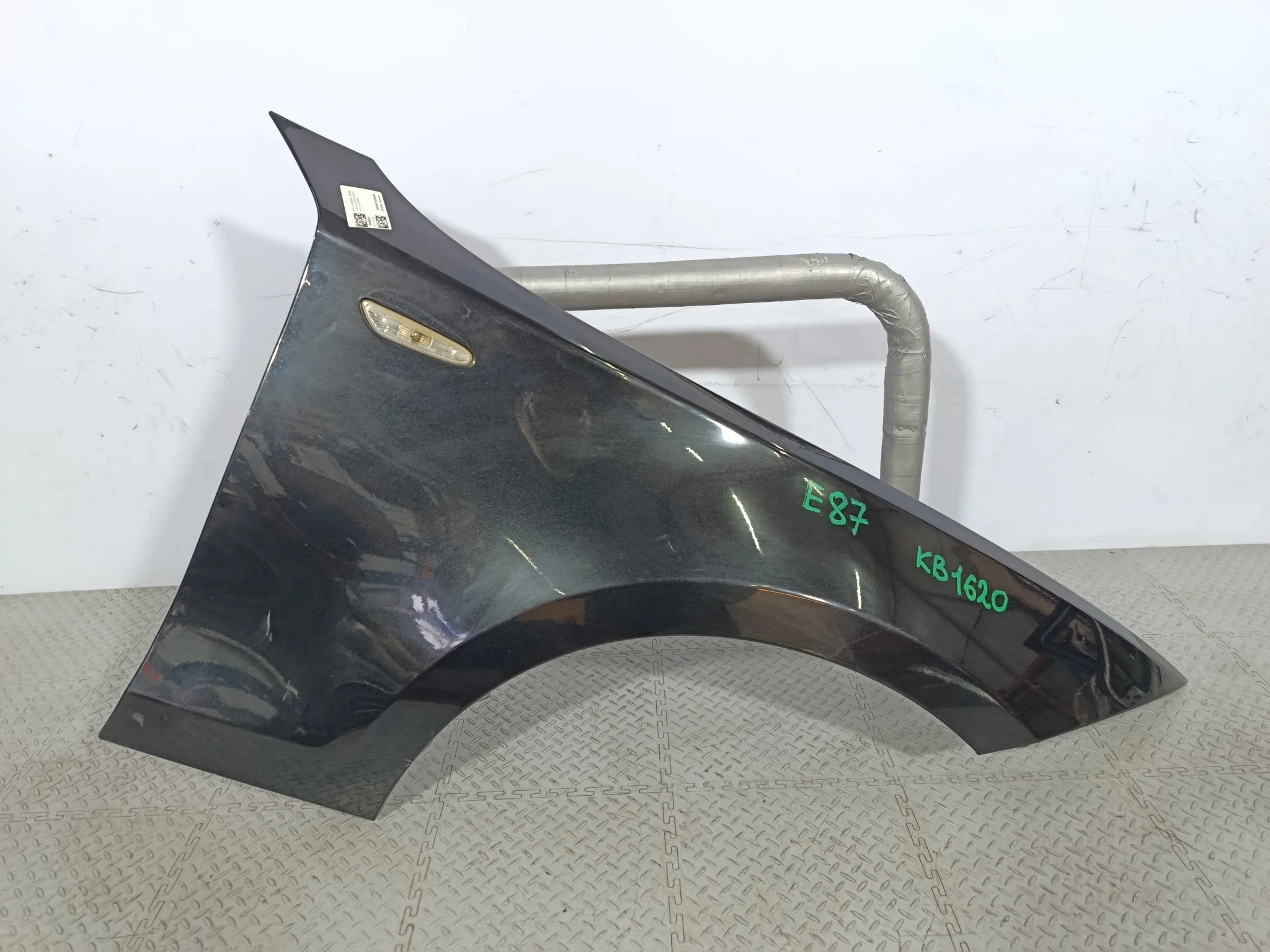 КРЫЛО BMW 1-SERIES 41357133228 ПЕРЕДНЕЕ ПРАВОЕ черный KB1620