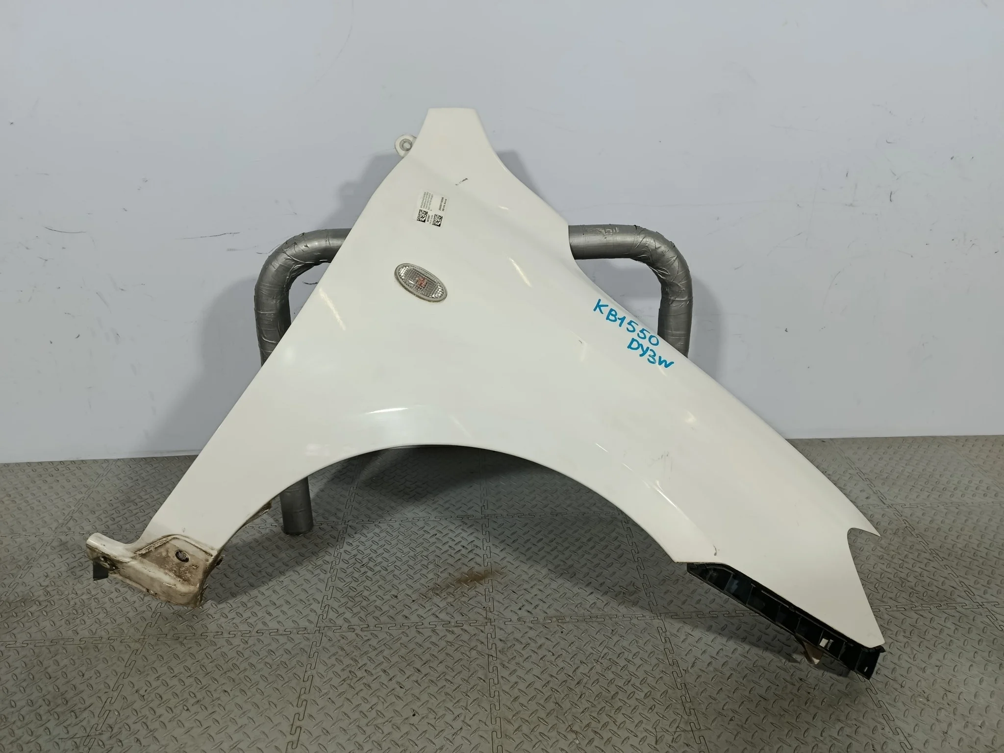 КРЫЛО MAZDA DEMIO MAZDA2 D35052111E ПЕРЕДНЕЕ ПРАВОЕ белый, A3D KB1550