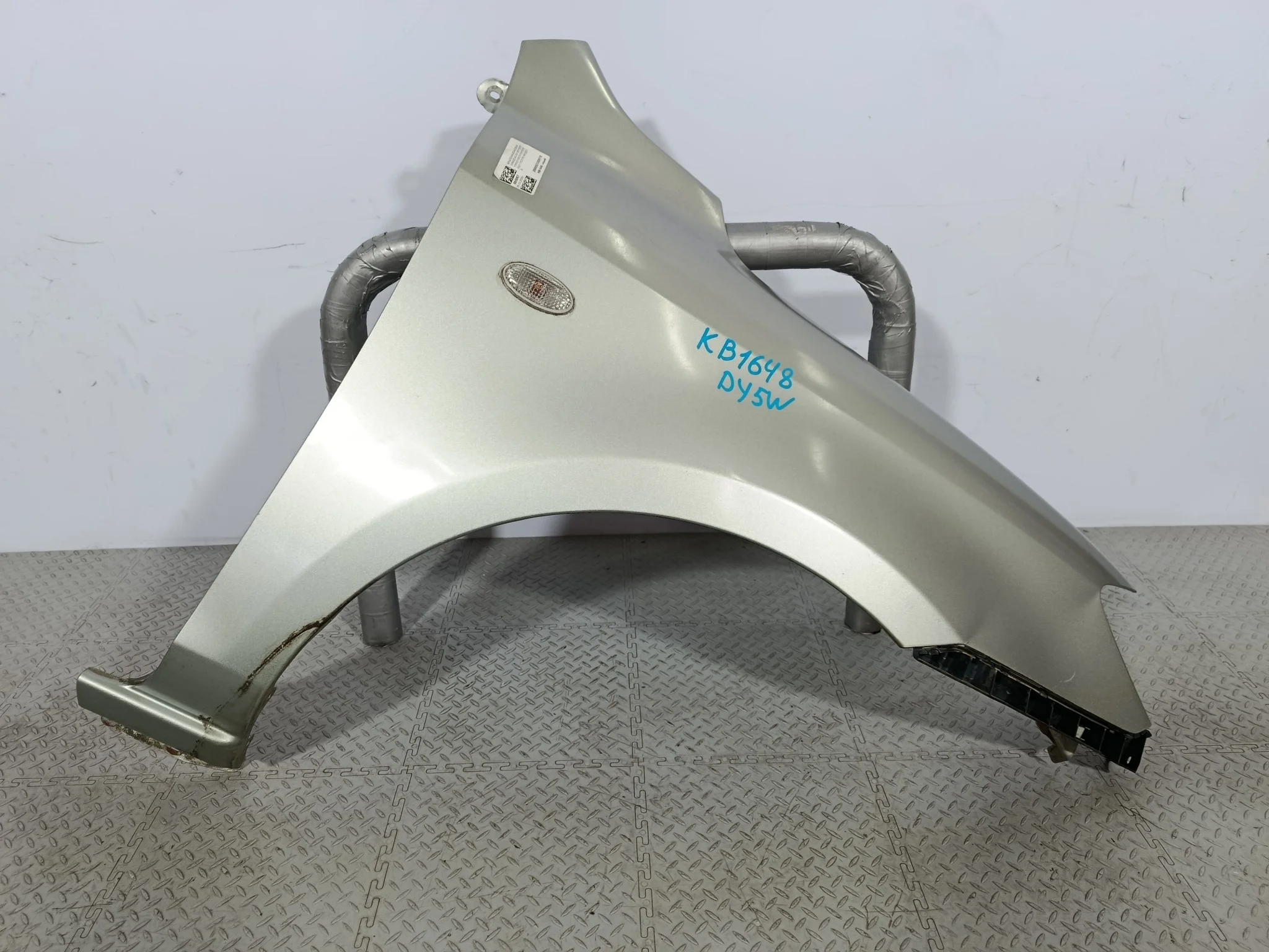 КРЫЛО MAZDA DEMIO MAZDA2 D35052111E ПЕРЕДНЕЕ ПРАВОЕ серый, 24V KB1648