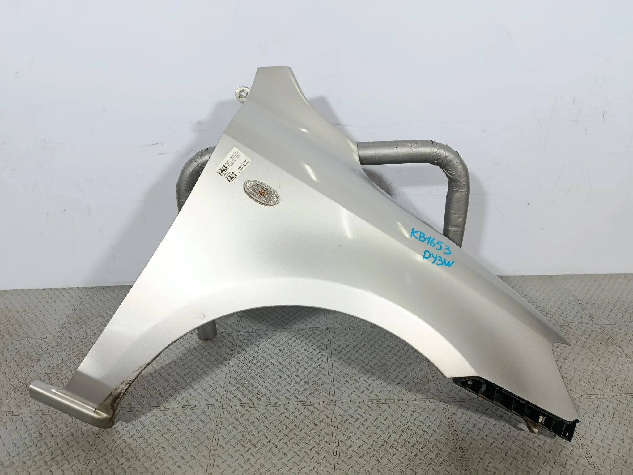 КРЫЛО MAZDA DEMIO MAZDA2 D35052111E ПЕРЕДНЕЕ ПРАВОЕ серебро, 22V KB1653