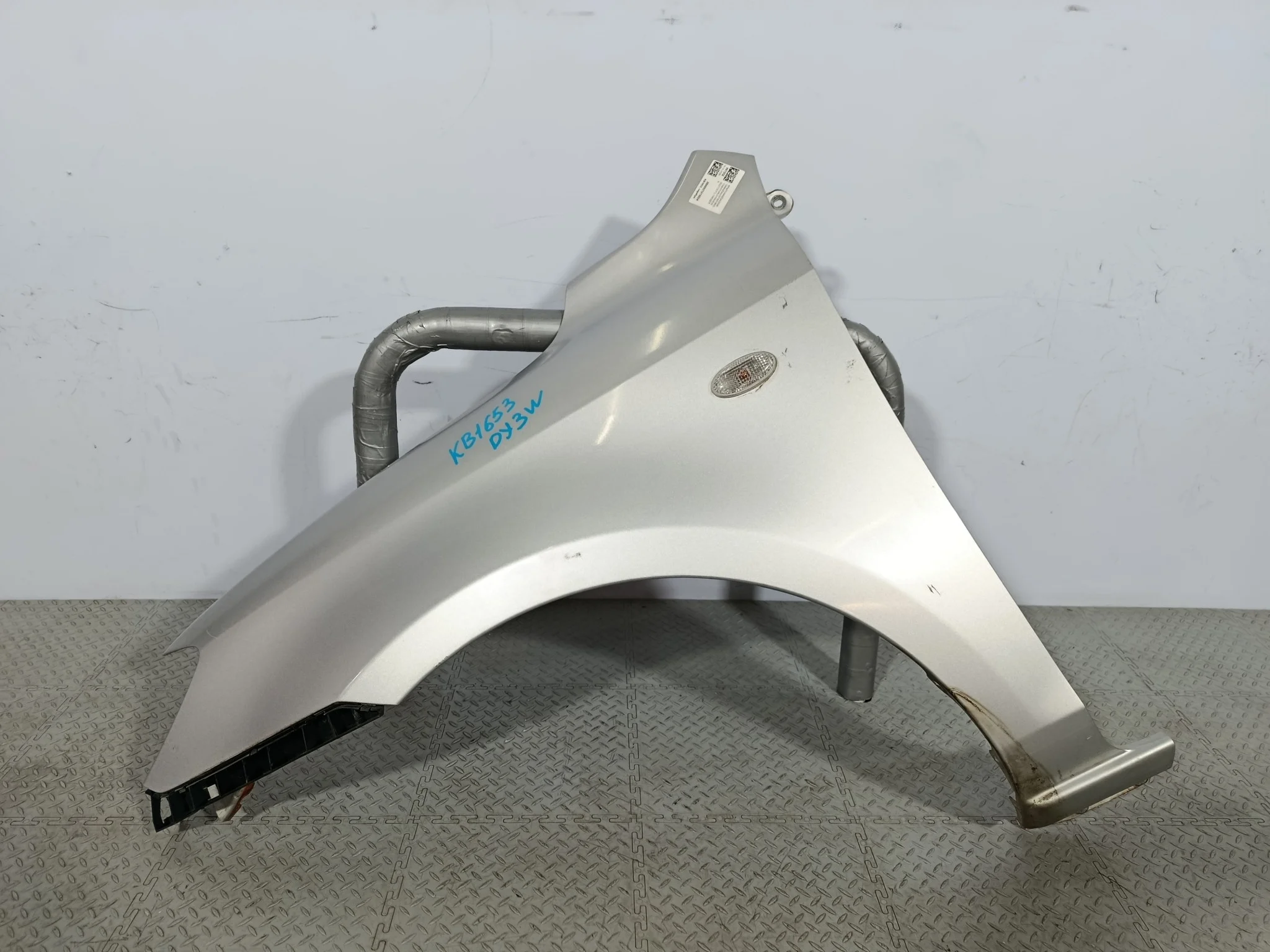 КРЫЛО MAZDA DEMIO MAZDA2 D35052211E ПЕРЕДНЕЕ ЛЕВОЕ серебро, 22V KB1653