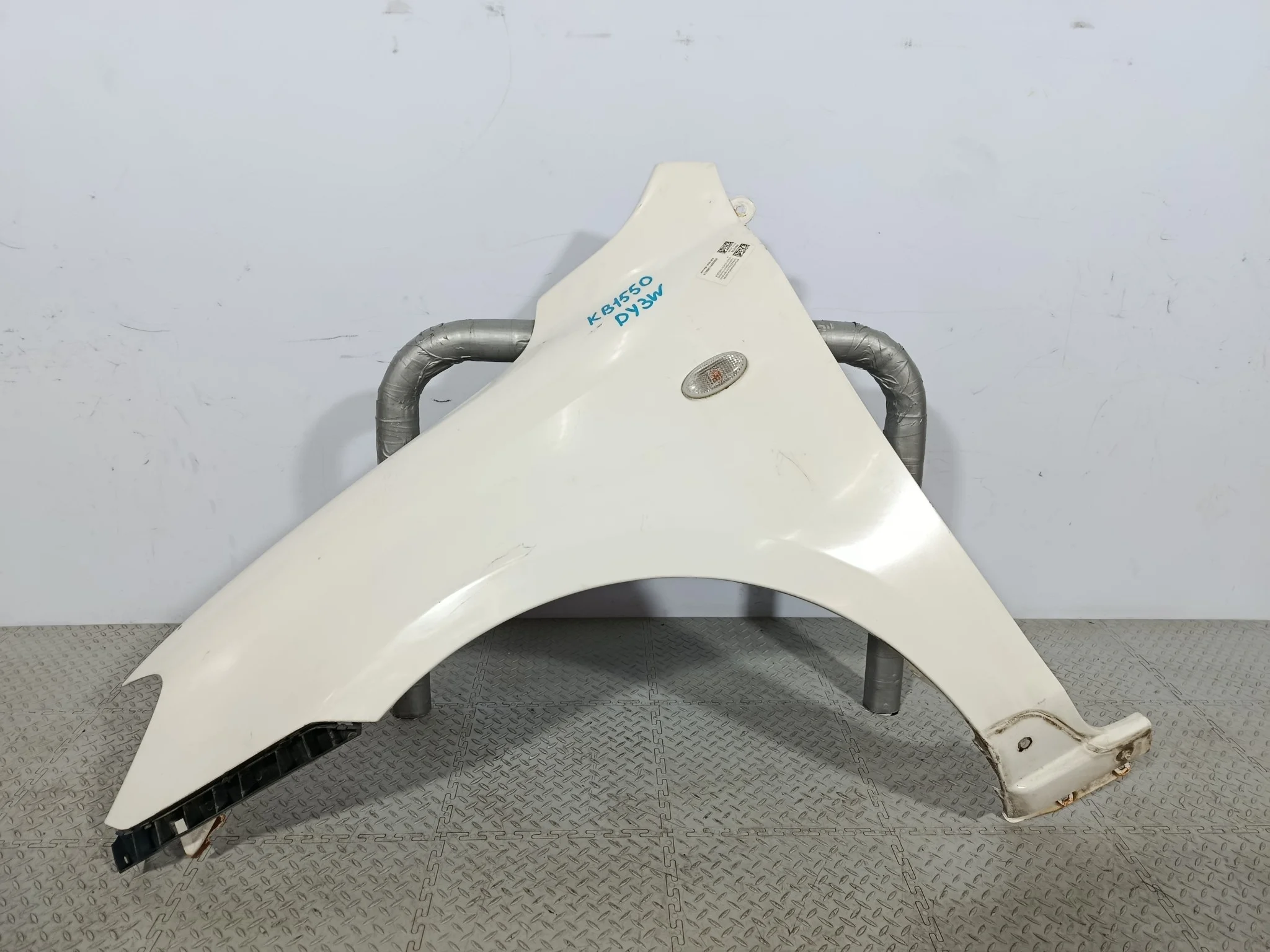 КРЫЛО MAZDA DEMIO MAZDA2 D35052211E ПЕРЕДНЕЕ ЛЕВОЕ белый, A3D KB1550