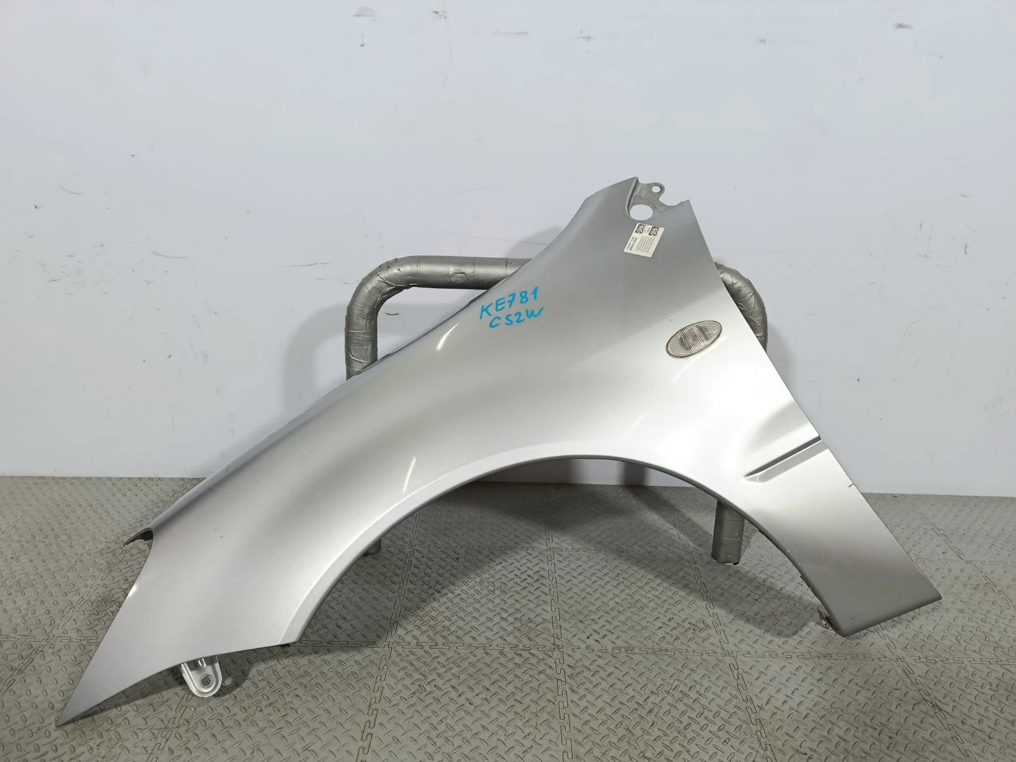 КРЫЛО MITSUBISHI LANCER 5220A733 ПЕРЕДНЕЕ ЛЕВОЕ серебро, A31 KE781