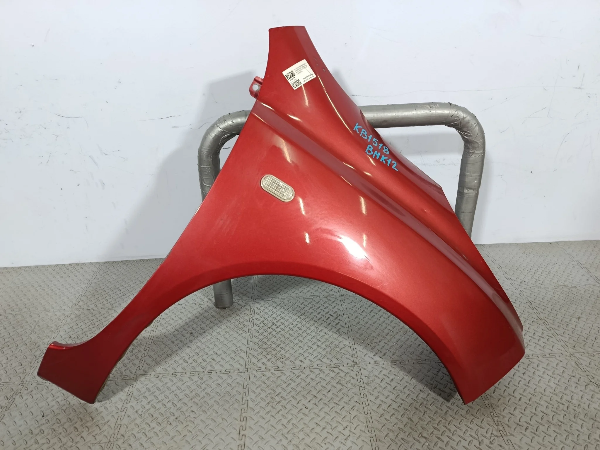 КРЫЛО NISSAN MARCH MICRA 63100AX030 ПЕРЕДНЕЕ ПРАВОЕ красный, AY4 KB1518