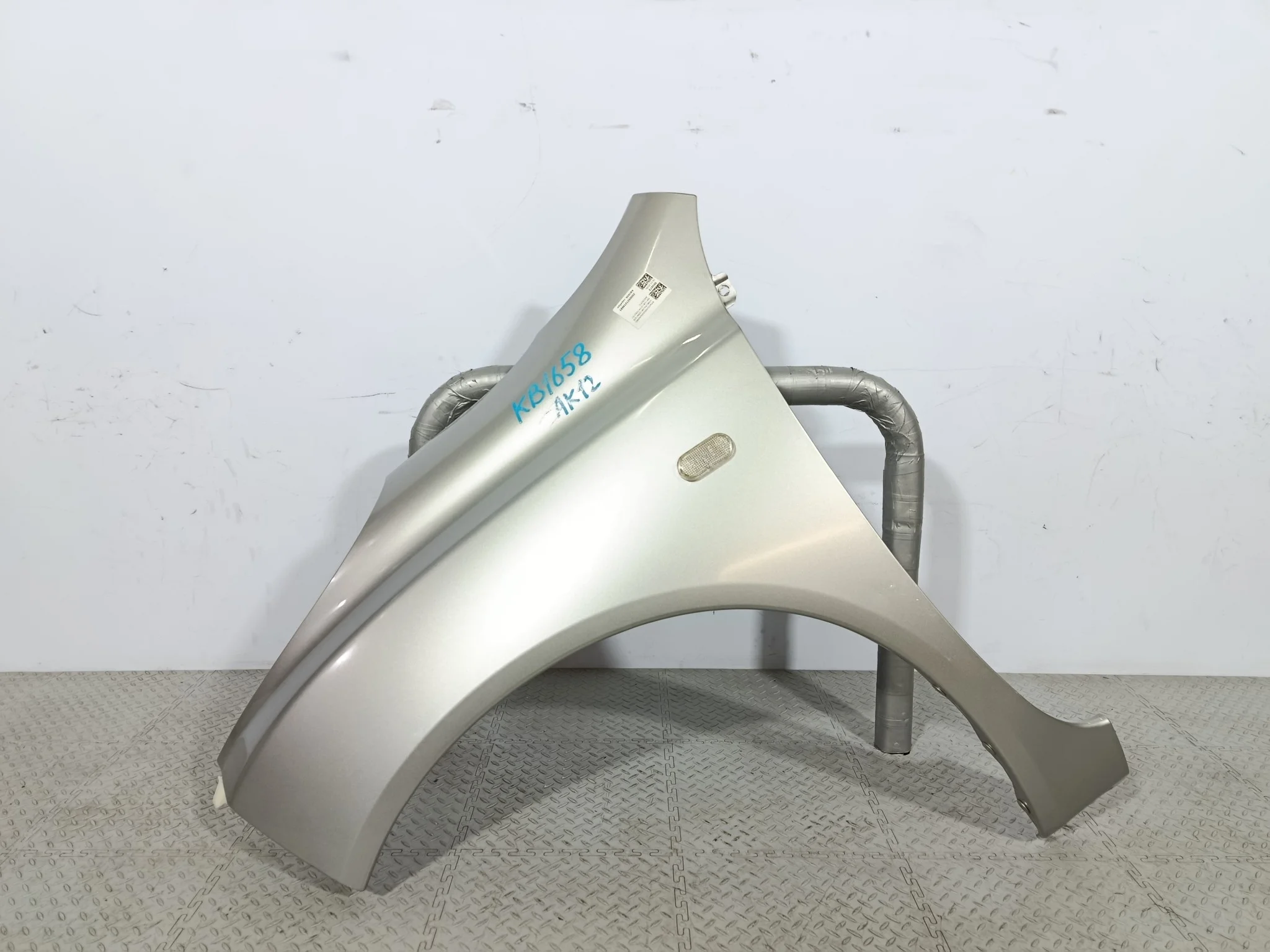 КРЫЛО NISSAN MARCH MICRA 63101AX030 ПЕРЕДНЕЕ ЛЕВОЕ серебро, KY0 KB1658