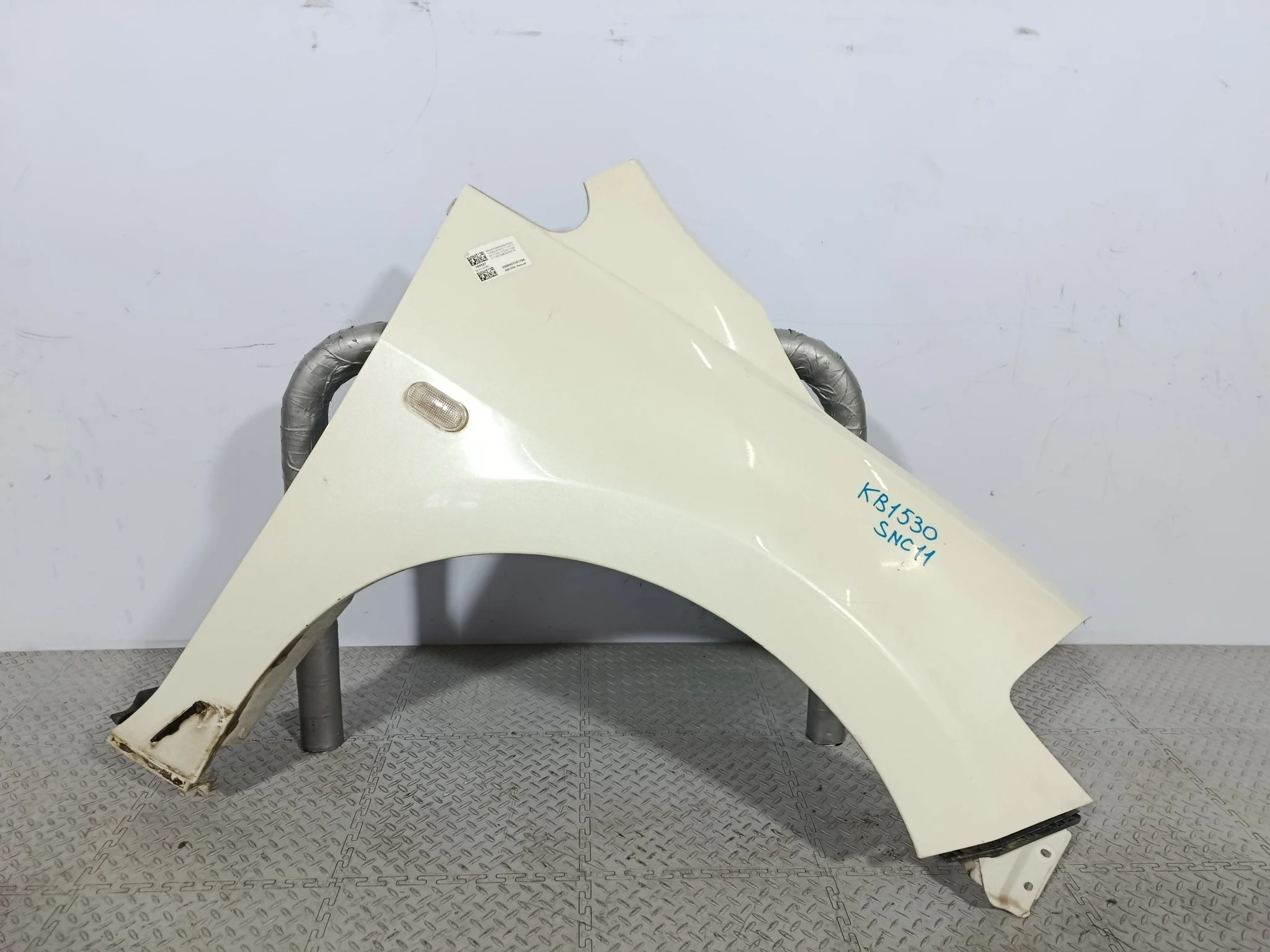 КРЫЛО NISSAN TIIDA TIIDA LATIO 63100ED030 ПЕРЕДНЕЕ ПРАВОЕ белый, QX1 KB1530