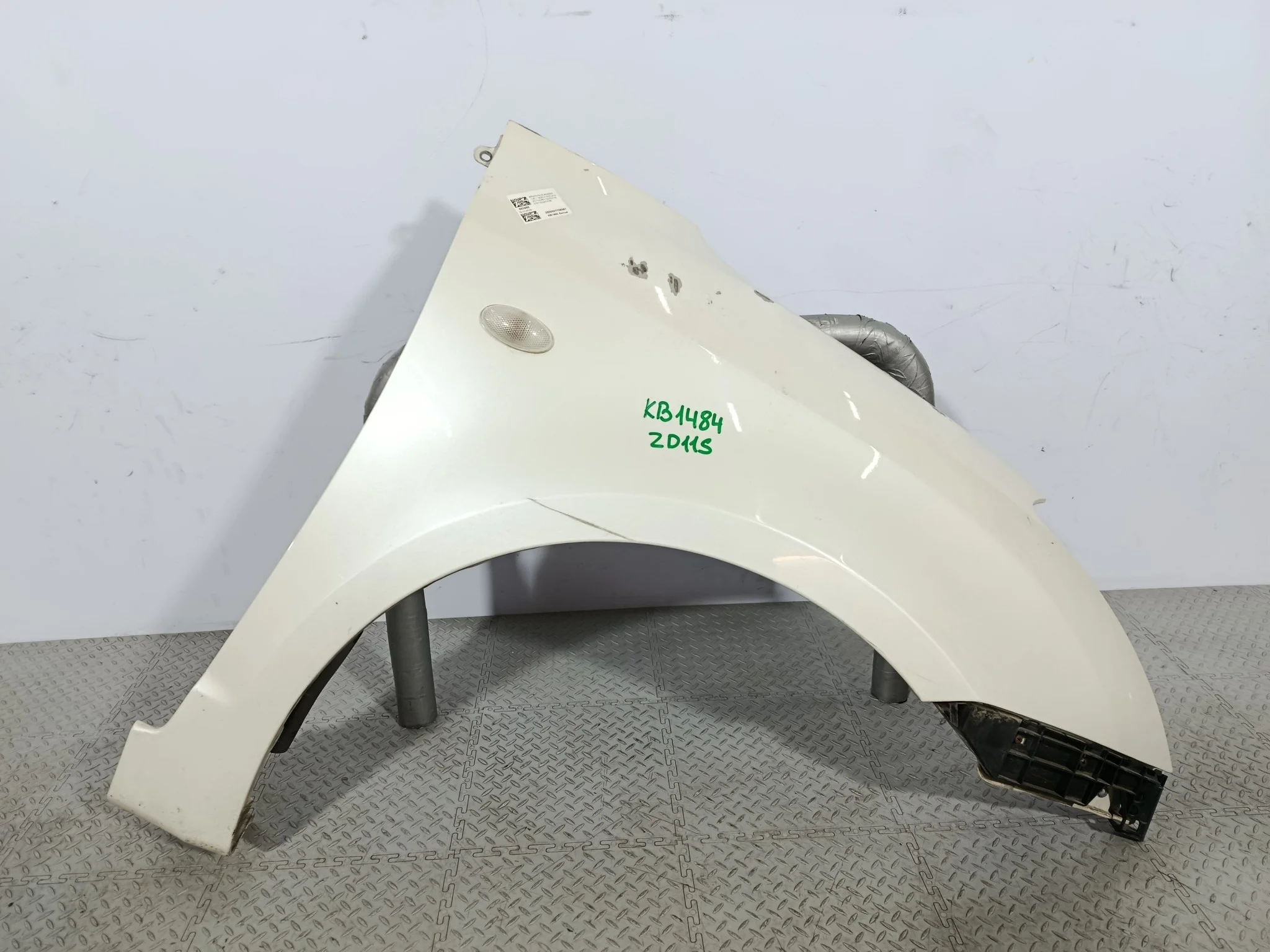 КРЫЛО SUZUKI SWIFT 5761163J01 ПЕРЕДНЕЕ ПРАВОЕ белый, Z7T KB1484