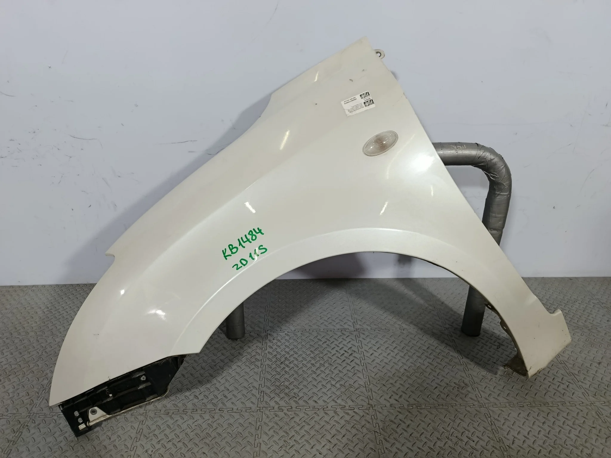 КРЫЛО SUZUKI SWIFT 5771163J10 ПЕРЕДНЕЕ ЛЕВОЕ белый, Z7T KB1484