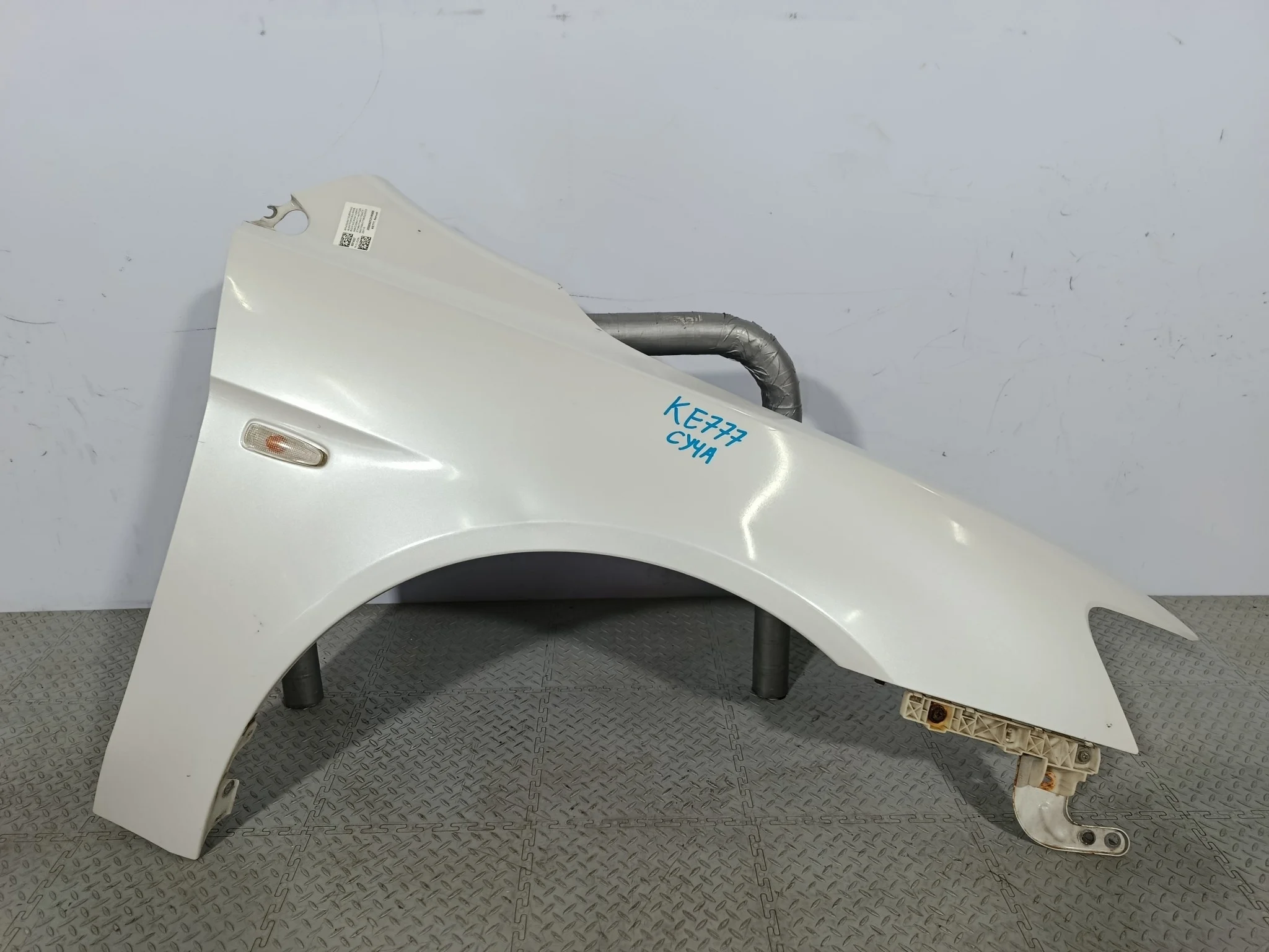 КРЫЛО MITSUBISHI GALANT FORTIS LANCER 5220C528 ПЕРЕДНЕЕ ПРАВОЕ белый, W13 KE777