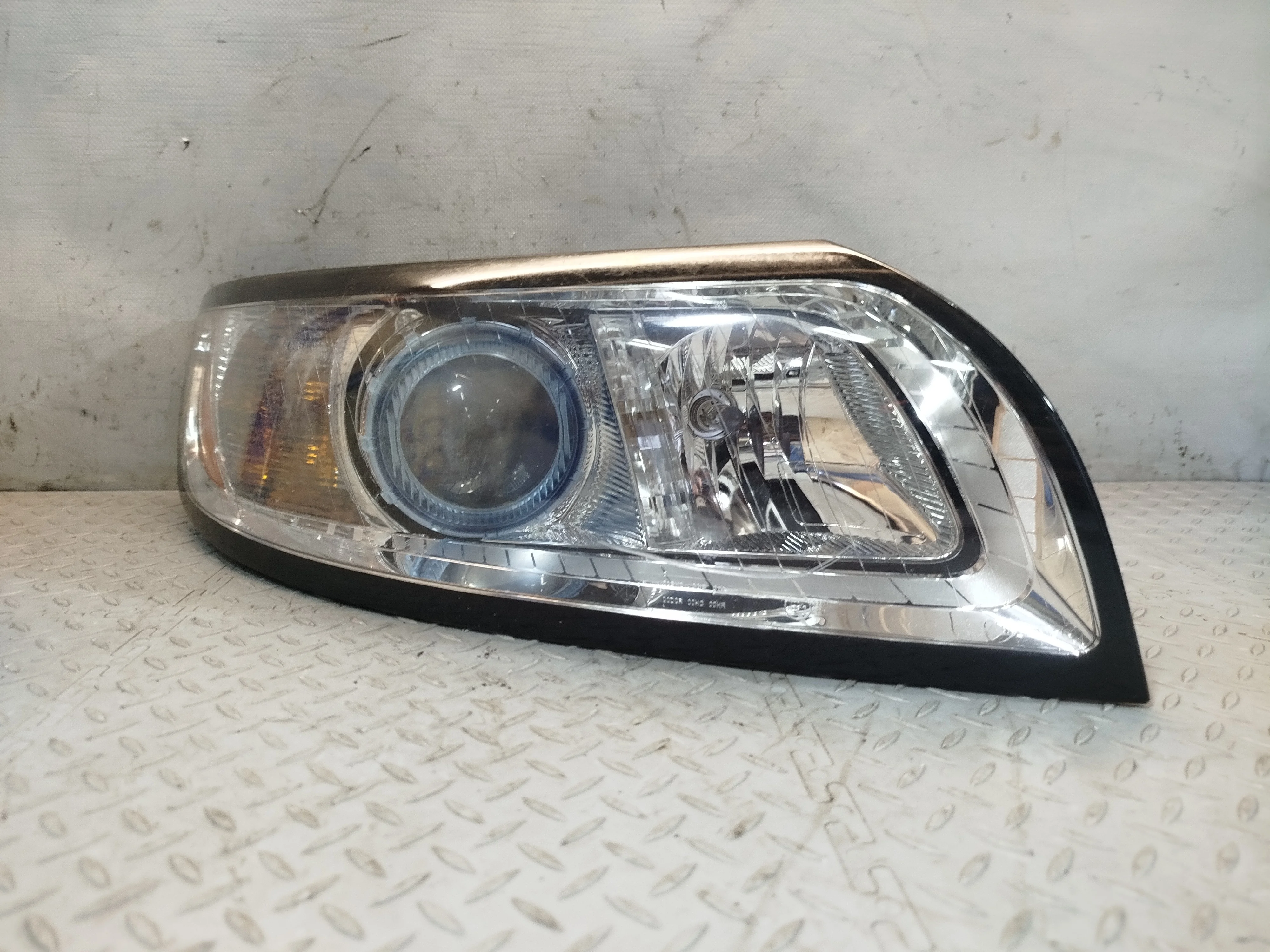 ФАРА VOLVO ПРАВАЯ 31299616 NA8011Z