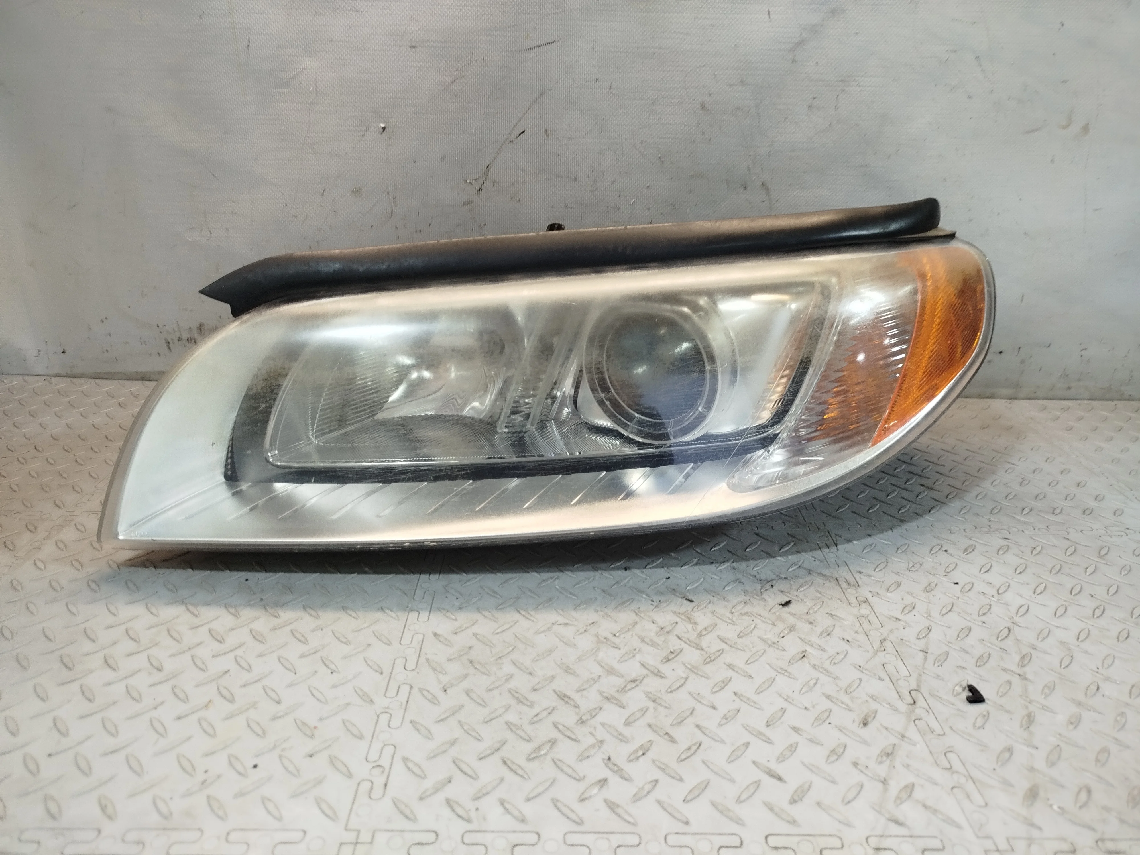 ФАРА VOLVO ЛЕВАЯ 31353540 XE244Z