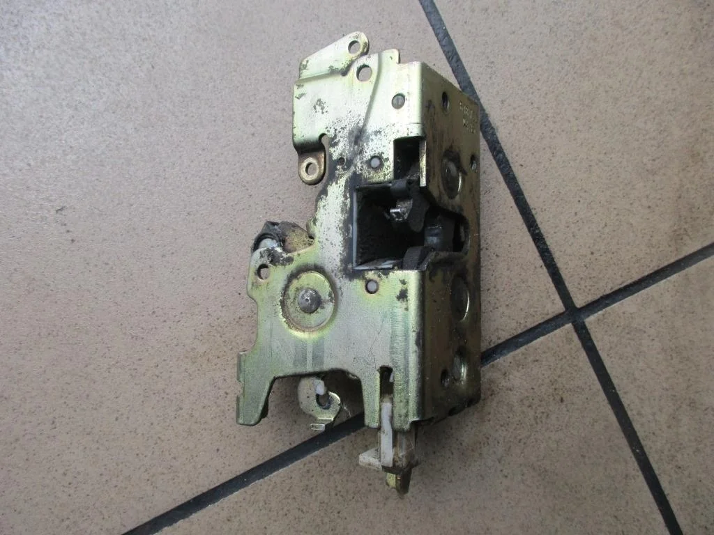 Замок двери передней левой Mercedes-Benz