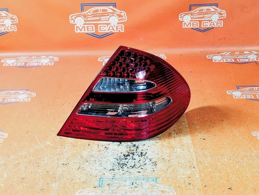 Фонарь задний правый Mercedes-Benz