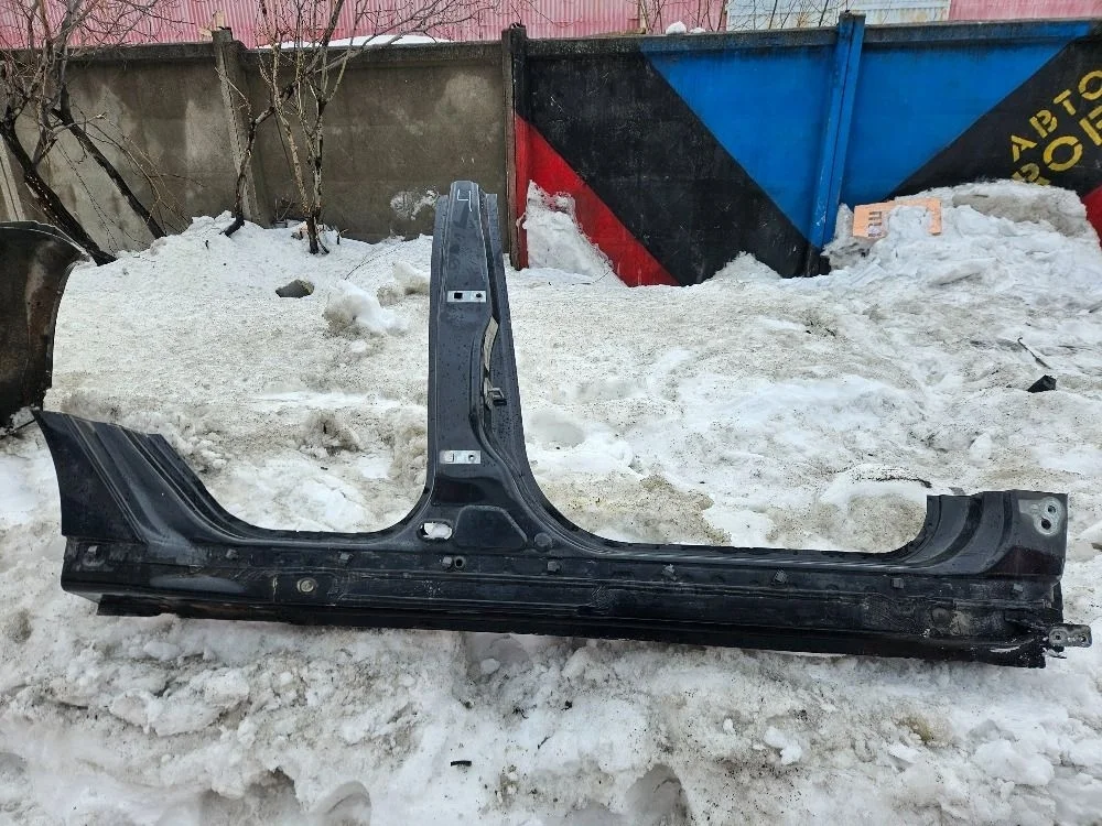 Порог правый во всю длину на Ford Focus 3 хэтч