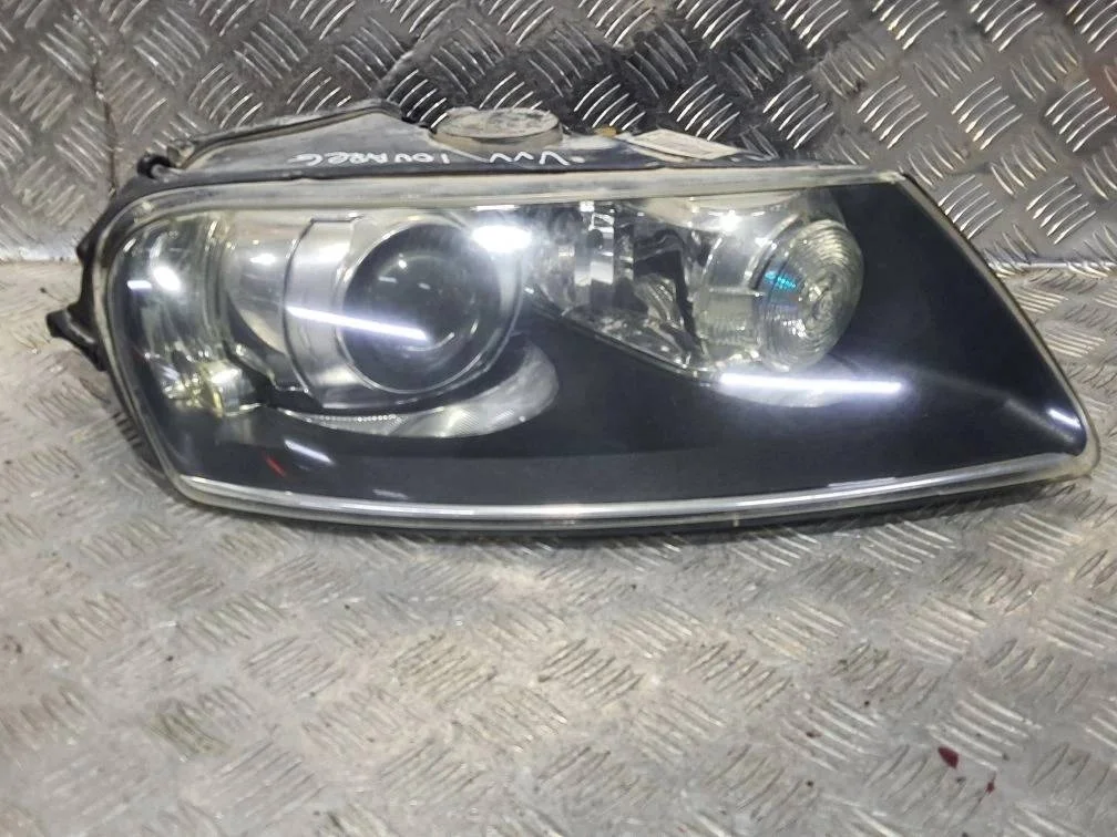 фара правая Volkswagen Touareg