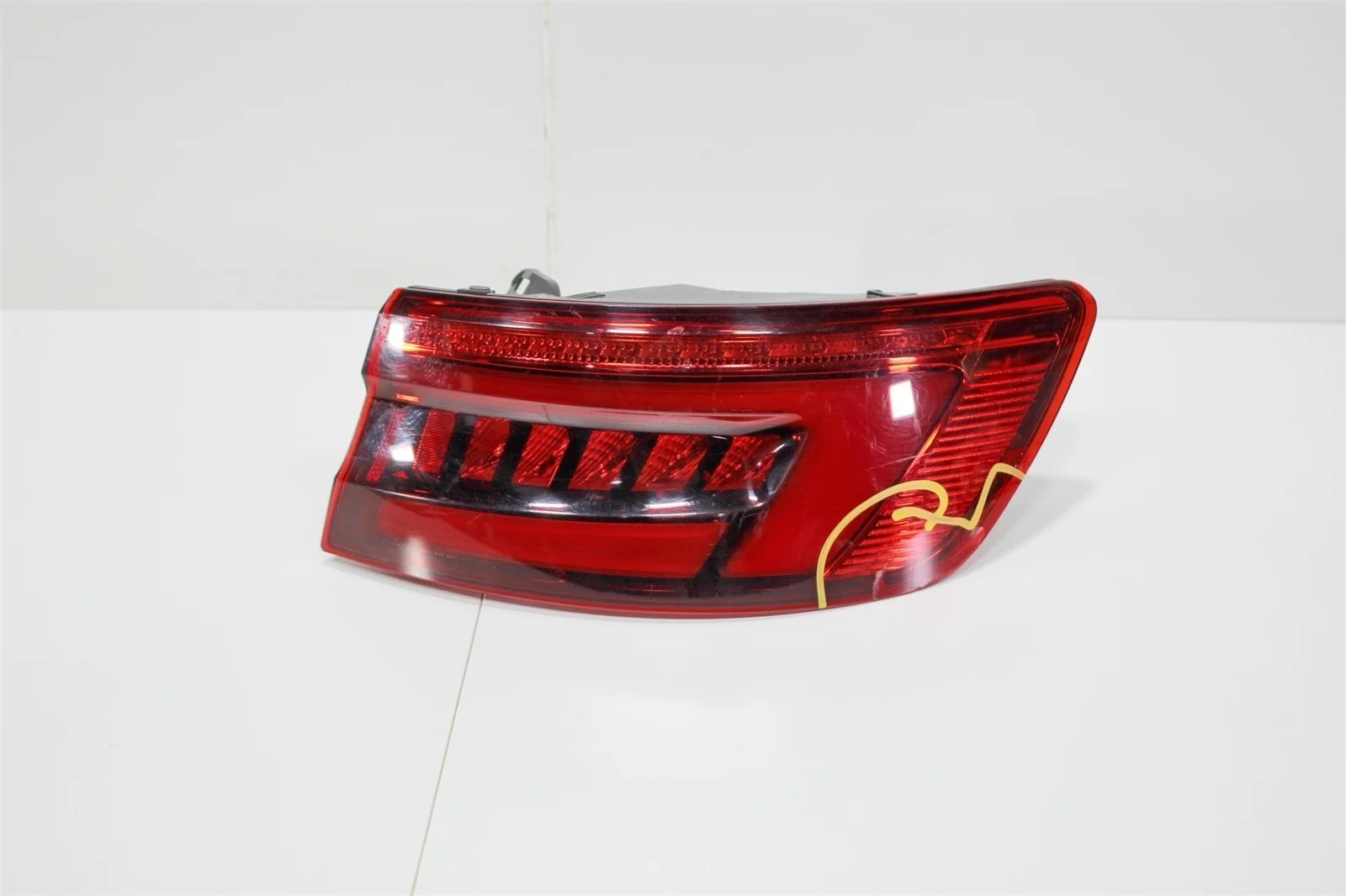 Фонарь AUDI A4 2016 8W5945092C B9, правый