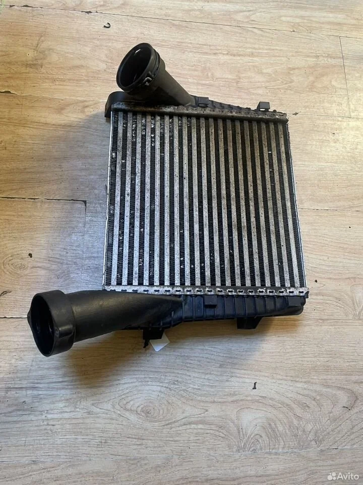 Интеркулер левый б/у vw туарег ауди q7 каен 2012г