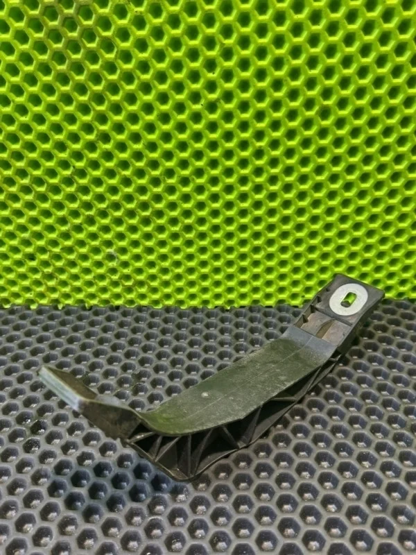 Кронштейн переднего бампера левый Audi Q3