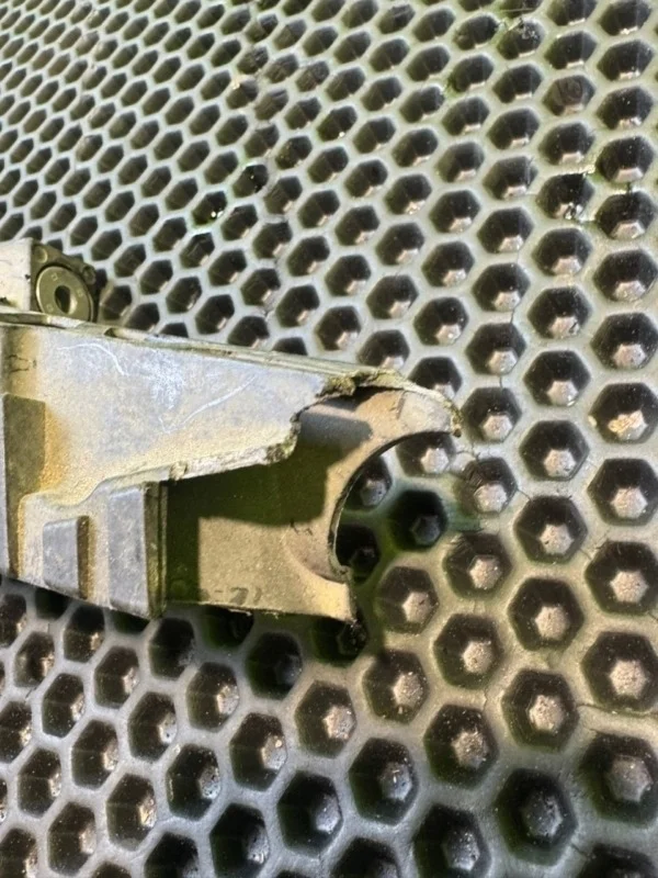 Кронштейн фар левый Audi Q3