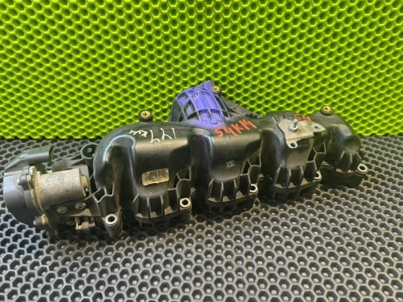 Коллектор впускной VW Passat 2010