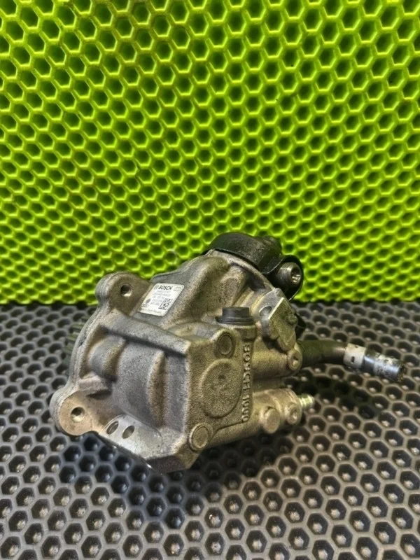Топливный насос высокого давления VW Passat 2010