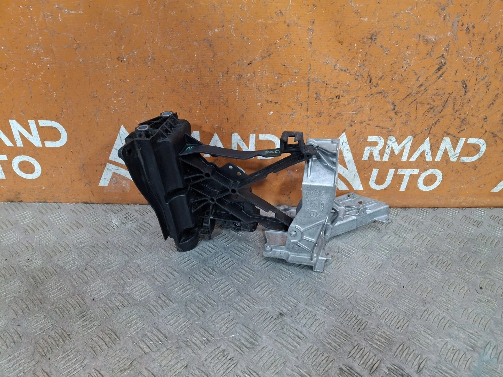 Кронштейн панели передней Mercedes GLC-Class 2015-нв X253