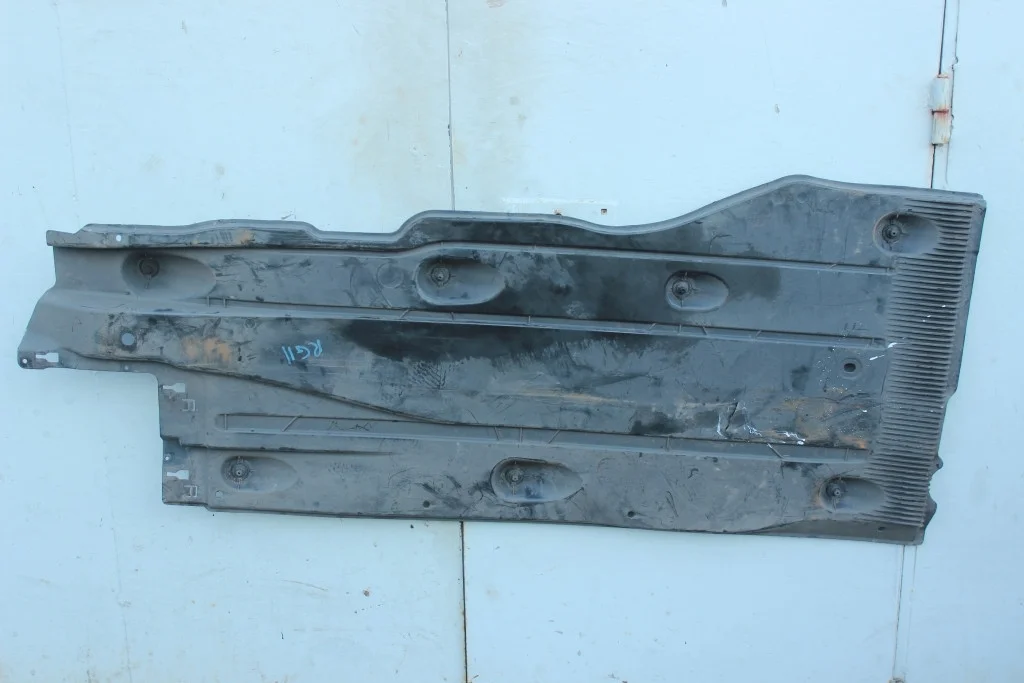 Защита днища кузова правая Skoda Octavia А7