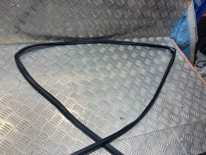 Уплотнитель стекла двери LEXUS LX570 2018 6814160070 URJ202 3UR-FE 5.7, передний правый