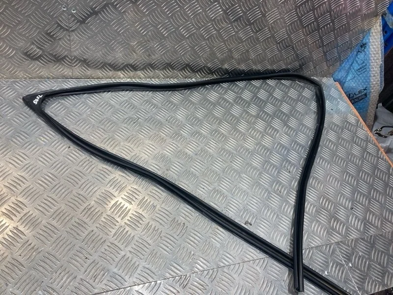 Уплотнитель стекла двери LEXUS LX570 2018 6815160060 URJ202 3UR-FE 5.7, передний левый