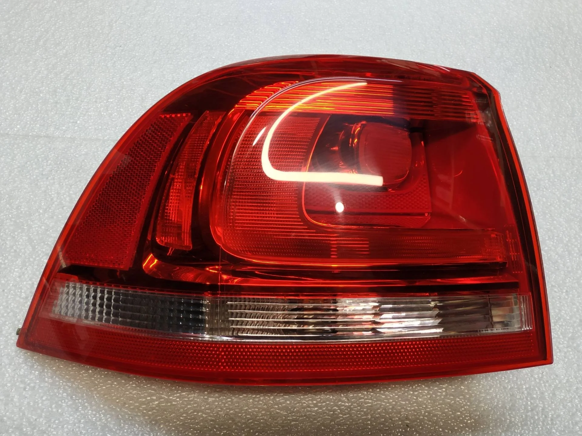 фонарь задний левый Volkswagen Touareg 2 7P6 2013