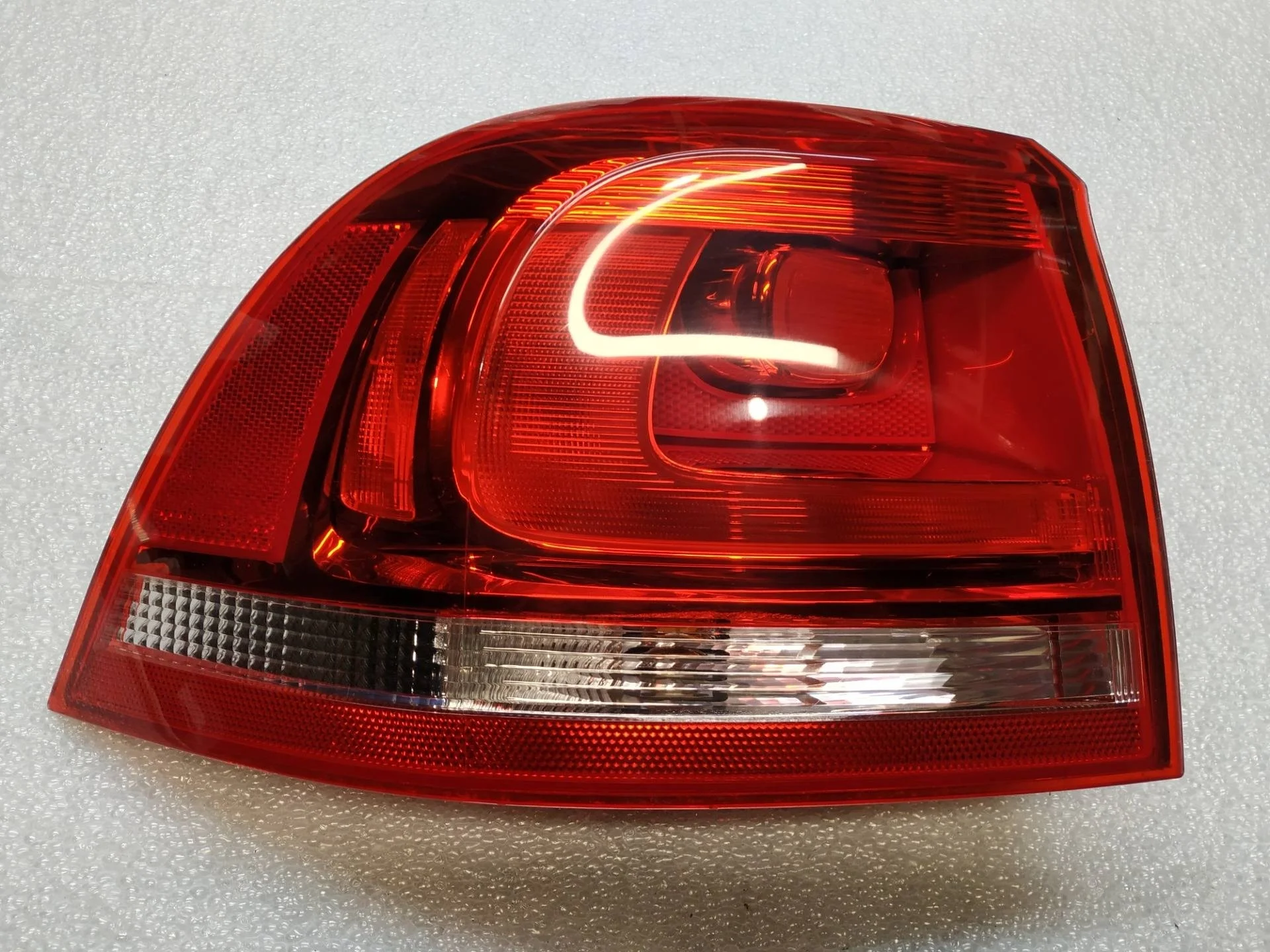 фонарь задний левый Volkswagen Touareg 2 7P6 2012