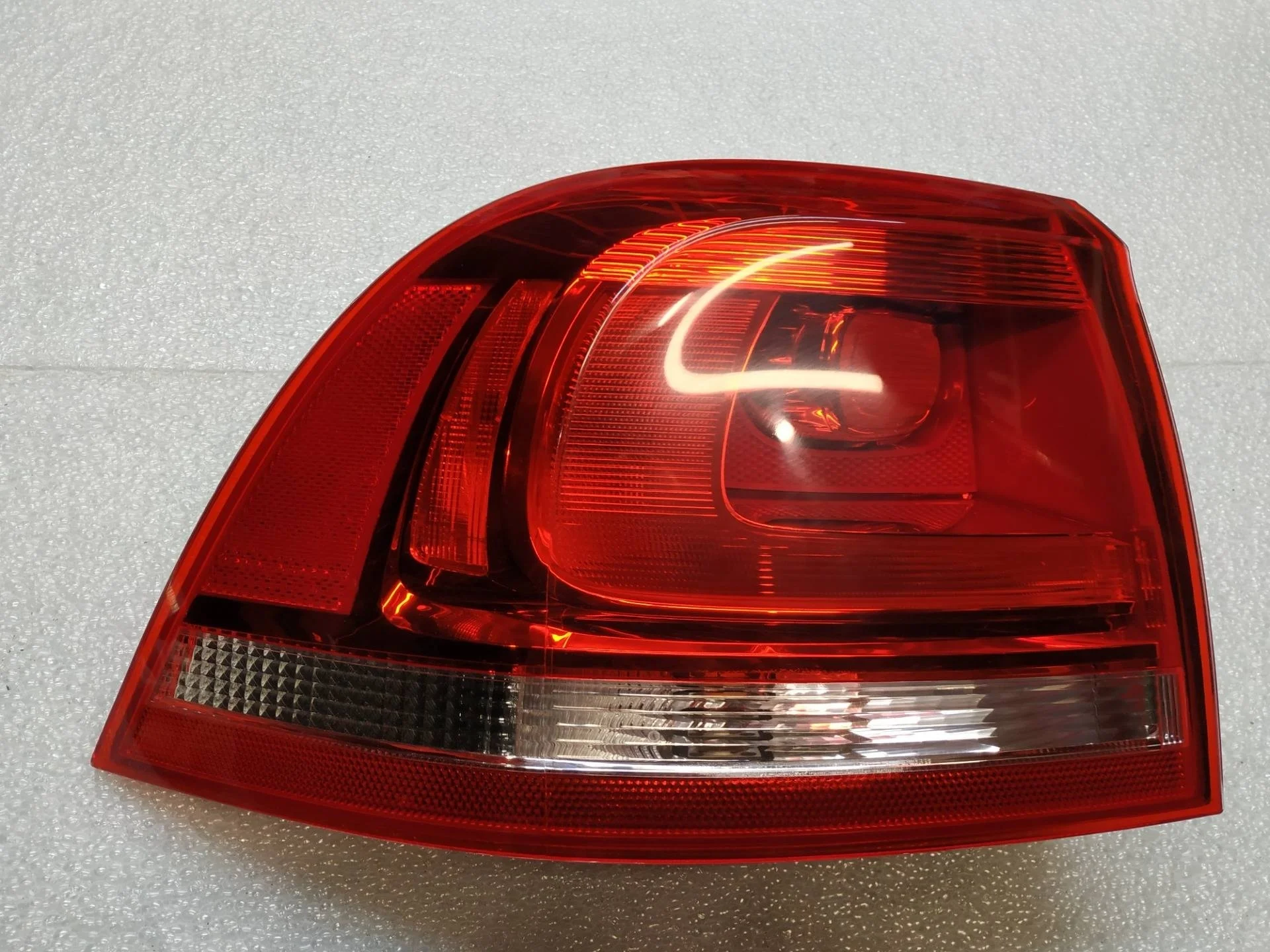 фонарь задний левый Volkswagen Touareg 2 7P6 2011