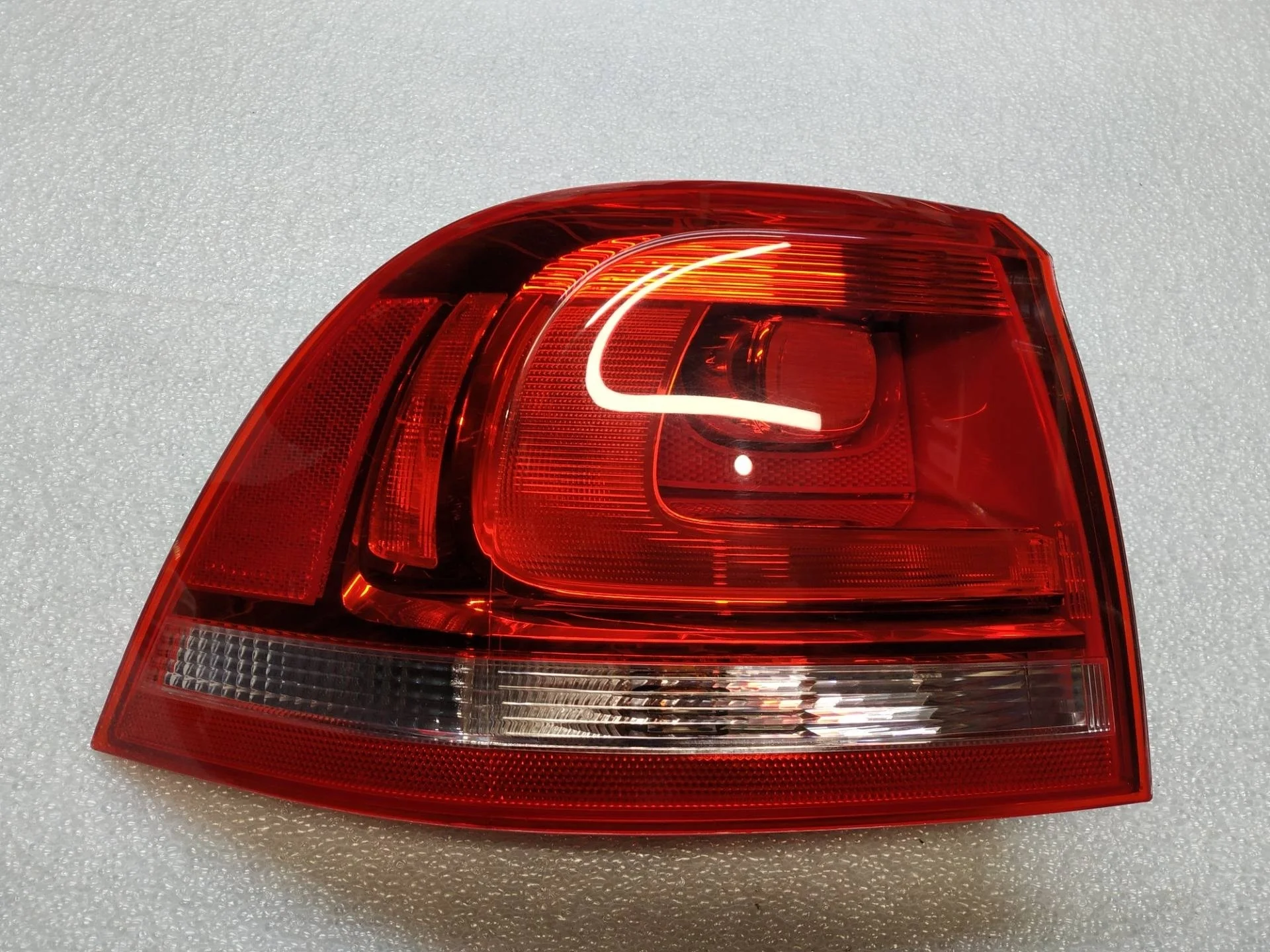 фонарь задний левый Volkswagen Touareg 2 7P6 2014