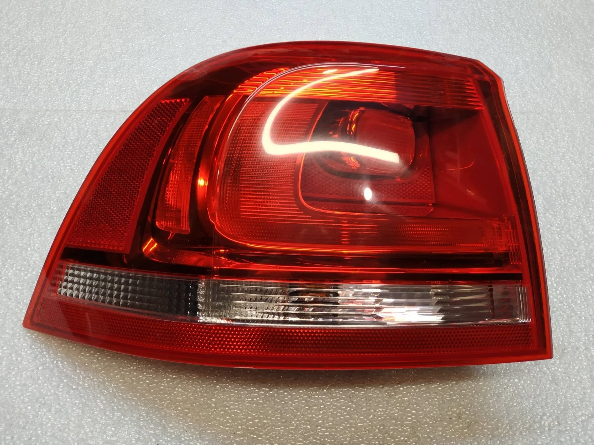 фонарь задний левый Volkswagen Touareg 2 7P6 2011