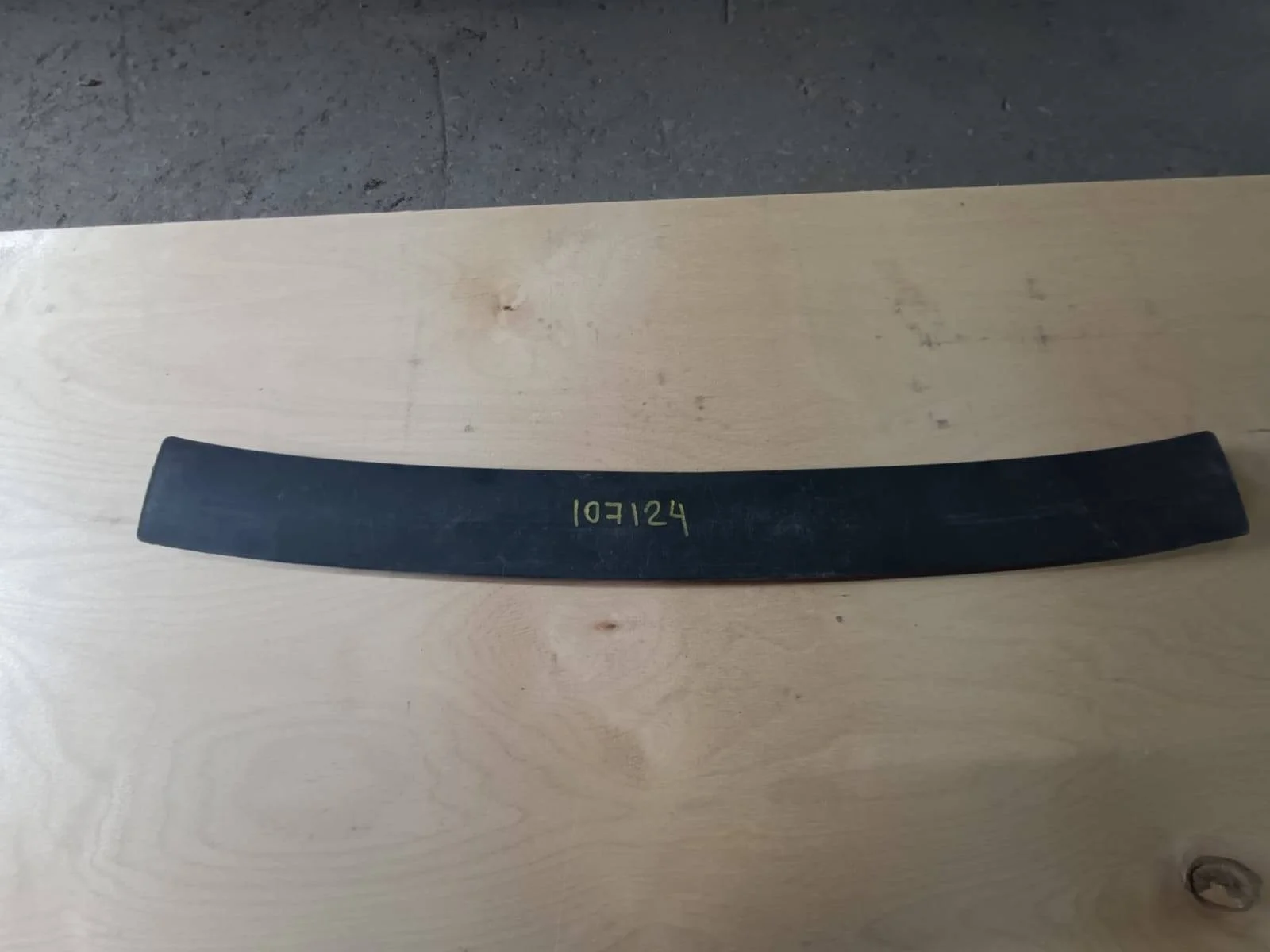 кронштейн (крепление) передней Audi A4  2009