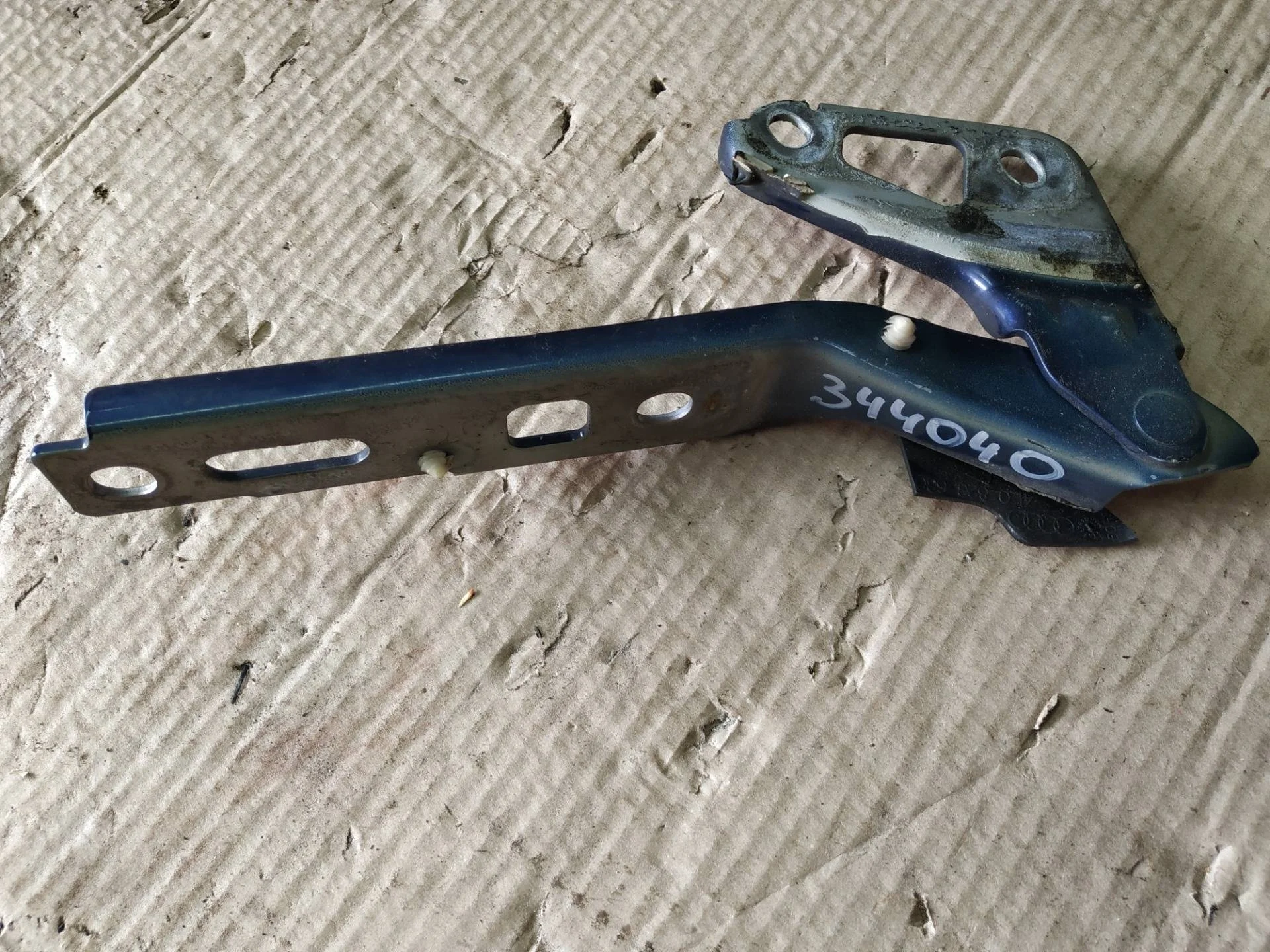 петля капота правая Audi Q7  2013