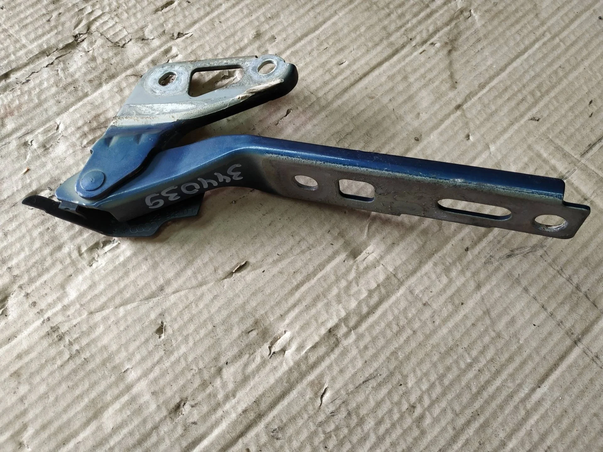 петля капота левая Audi Q7  2013