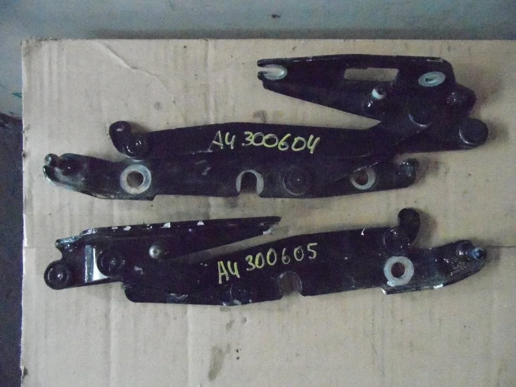 петля крышки багажника левая Audi A4  2006