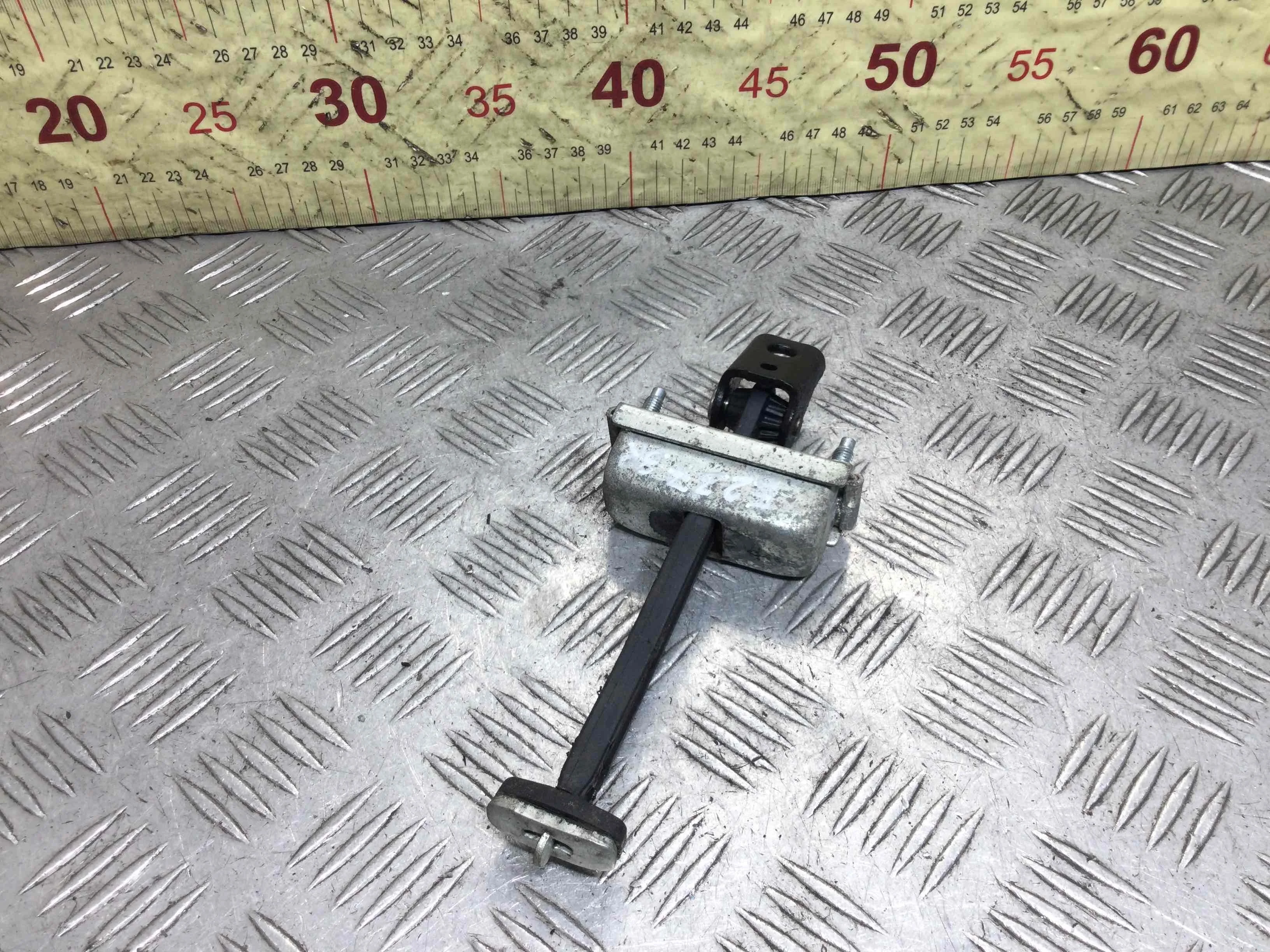 Ограничитель открывания двери задней Ford Focus 2 поколение [рестайлинг] (2008-2011) бензин 1.6 i Механика 5-дв, х/б