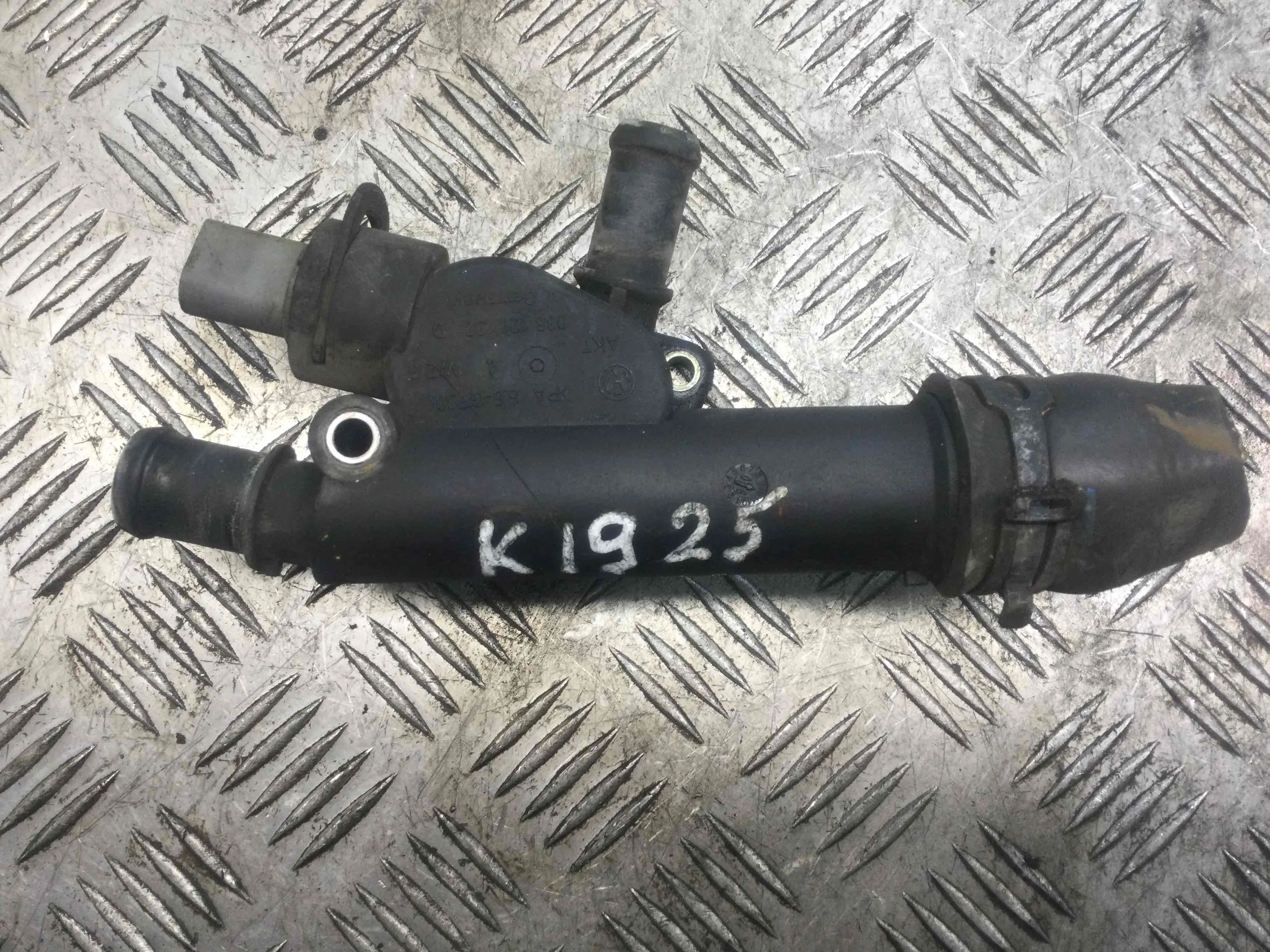 Фланец (тройник) системы охлаждения Audi A3 8P/8PA [рестайлинг] (2004-2008) дизель 1.9 TDI Механика Х/б