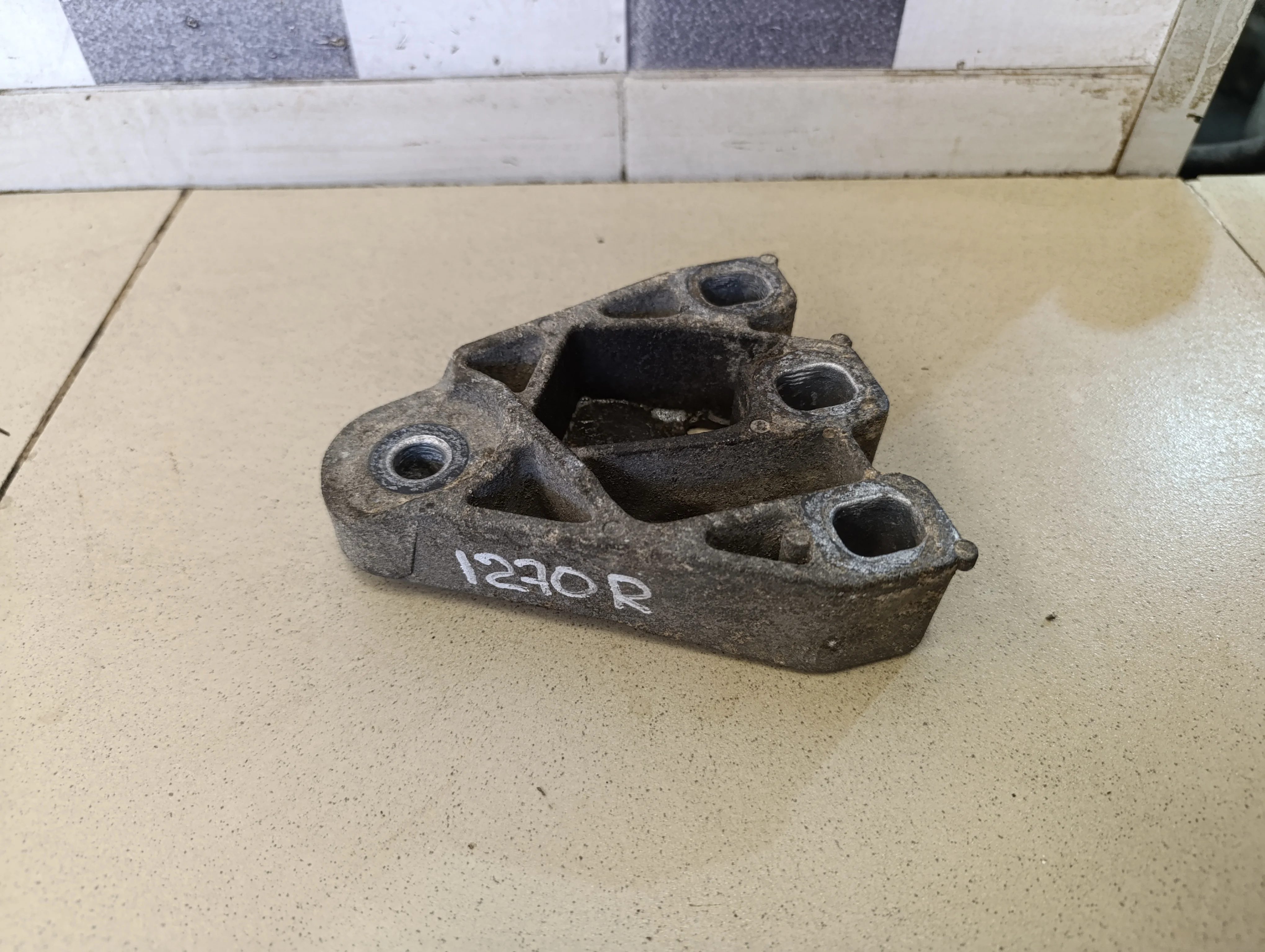 Кронштейн двигателя правый Transporter T5 2003-2015