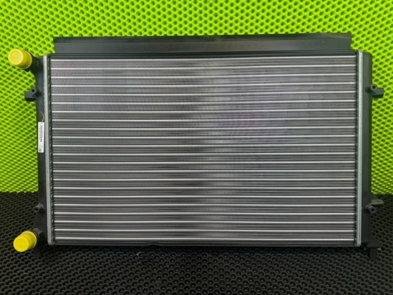 Радиатор основной Volkswagen Caddy 2009