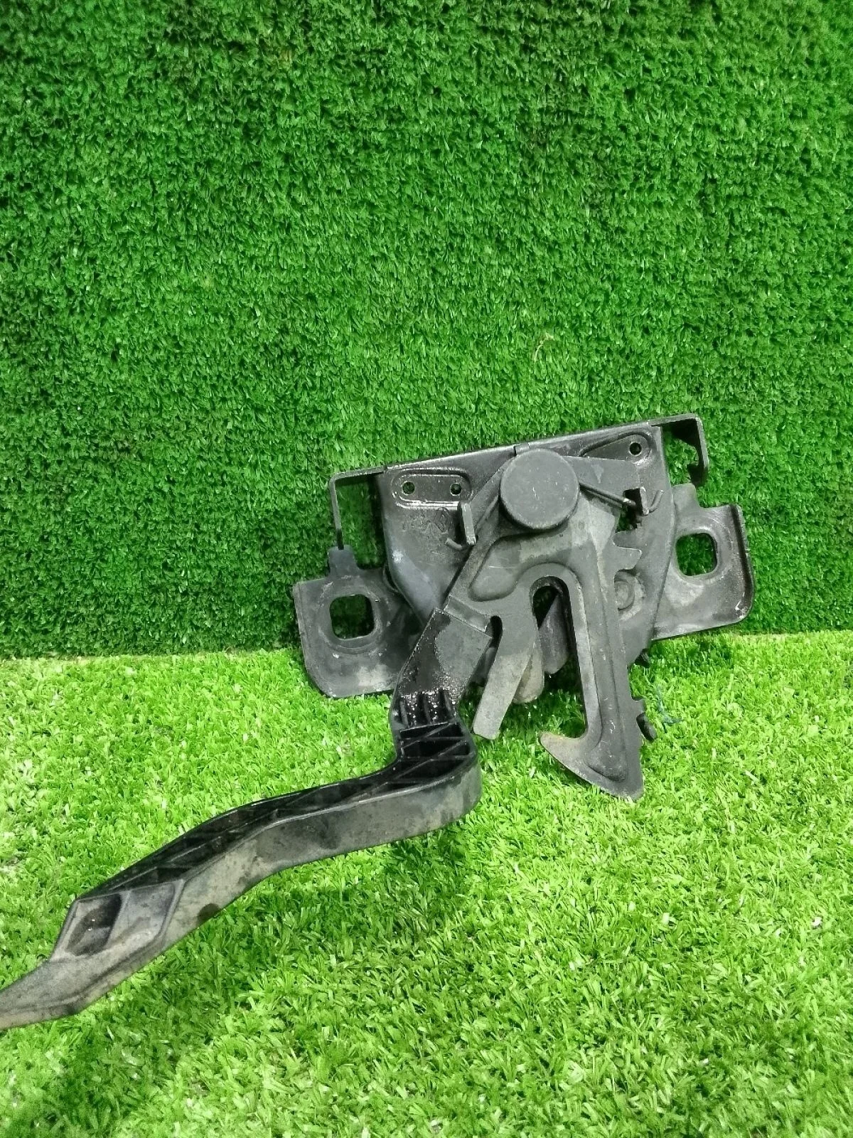 Замок капота Renault Logan II (2012—2018)