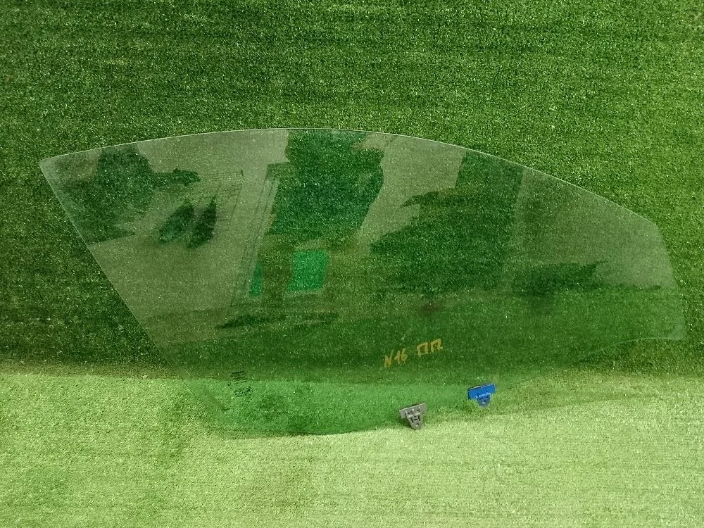 Стекло двери Nissan Almera N16 (2000—2003)