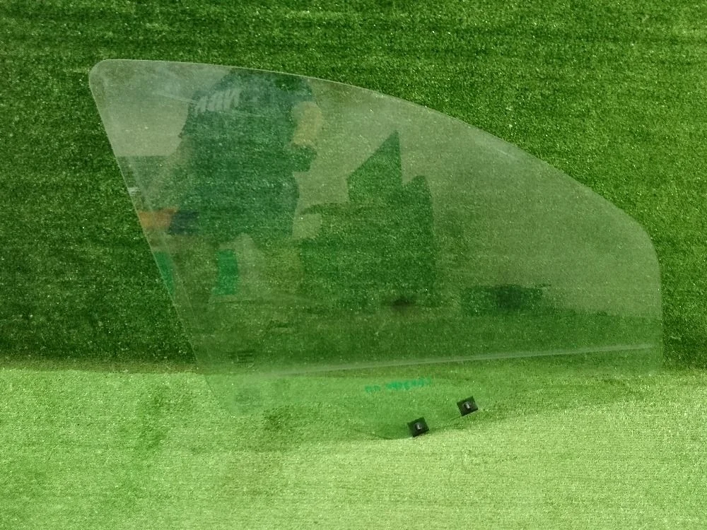 Стекло двери Renault Sandero I (2009—2014)