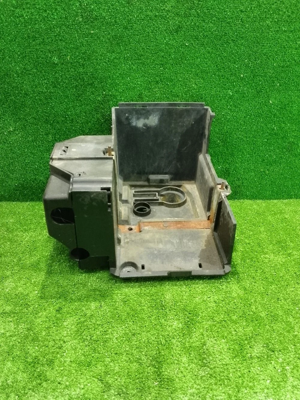 Площадка АКБ Ford Focus II (2005—2008)