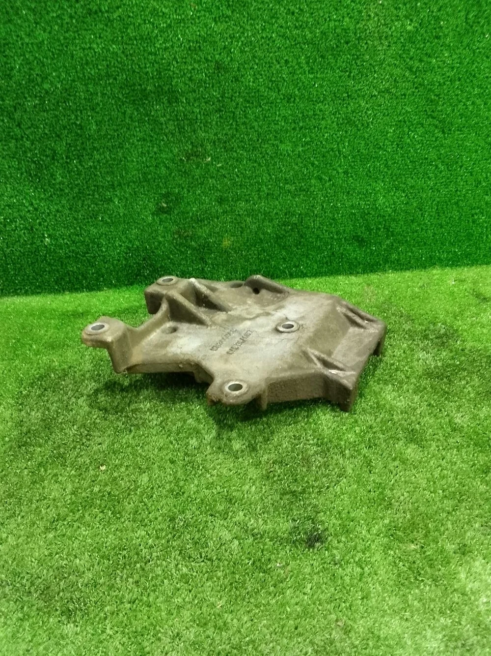 Кронштейн компрессора кондиционера Mitsubishi Lancer IX рестайлинг (2005—2010)