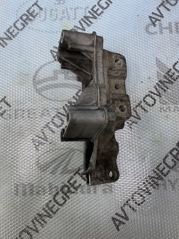 Кронштейн опоры двигателя Volkswagen Golf Mk5 (2003—2009)